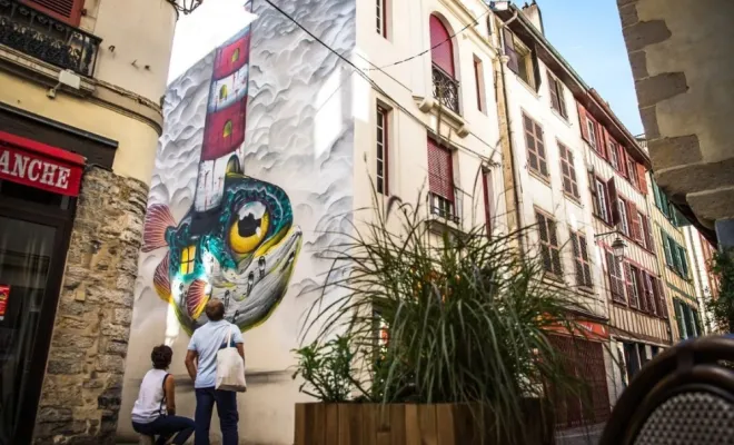 Admiration d'un père et d'un fils devant une oeuvre 